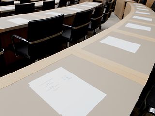 Dokumente auf den Abgeordnetentischen im Plenarsaal