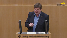Markus Rösler am Rednerpult im Plenarsaal