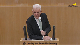 Ministerpräsident Winfried Kretschmann am Rednerpult