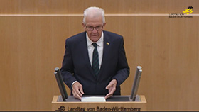 Ministerpräsident Kretschmann am Redepult im Plenarsaal