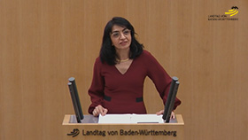 Landtagspräsidentin Muhterem Aras am Rednerpult im Plenarsaal