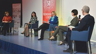 Die Gäste des Podiumsgesprächs unterhalten sich