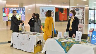 Präsentieren ihre Arbeit an einem Infostand: Mitarbeitende der SEZ