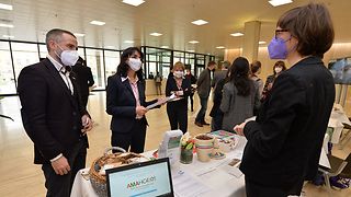 Landtagspräsidentin Muhterem Aras am Info-Stand