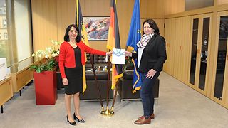 Die Bürgerbeauftragte übergibt den Jahresbericht im Dienstzimmer der Landtagspräsidentin