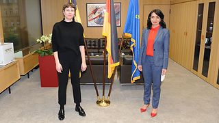 ifa-Generalsekretärin Gitte Zschoch steht mit Landtagspräsidentin Muhterem Aras in deren Dienstzimmer