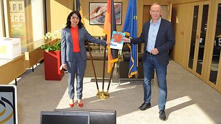 Der Landesdatenschutzbeauftragte Dr. Stefan Brink übergibt den Jahresbericht im Büro der Landtagspräsidentin