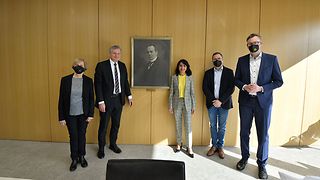 Freuen sich über das Porträt von Conrad Haußmann (v.li.): Dr. Gabriele Volk, Dr. Hans-Ulrich Rülke, Präsidentin Muhterem Aras, Andreas Deuschle und Andreas Schwarz