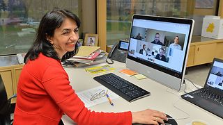 Landtagspräsidentin Aras im Videokonferenzstudio