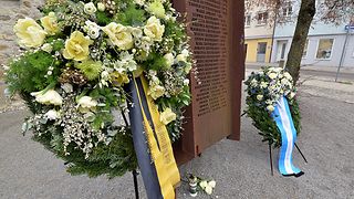 Zwei Kränze am Mahnmal