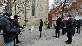 Landtagspräsidentin Aras spricht in die Kamera