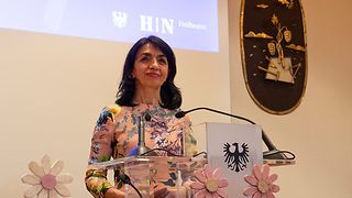 Muhterem Aras lächelnd am Rednerpult