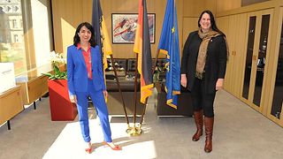 Prof. Dr. Anja Reinalter und Muhterem Aras stehen im Büro der Präsidentin