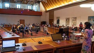 Muhterem Aras spricht im Rathaus vor einer kleinen Gruppe