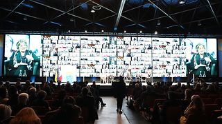 Videokonferenzwand beim hinter dem Podium