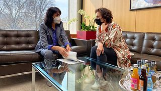 Prof. Dr. Christiane Lange und Muhterem Aras sitzen im Büro der Landtagspräsidentin