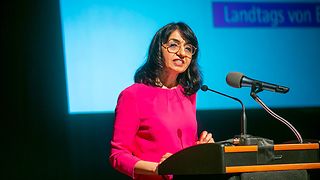 Landtagspräsidentin Muhterem Aras hält die Laudatio auf Maria Kalesnikava