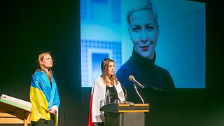 Im Rahmen der Preisverleihung zeigen Viktoriia Vitrenko und Jasmin Schädler von der InterAKT Initiative e. V. eine musikalische Lecture Performance unter dem Titel „Liebe ist stärker als Angst! Maria Kalesnikava und die politische Kunst“.