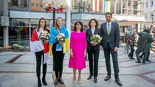 Jasmin Schädler und Viktoriia Vitrenko von der InterAKT Initiative e. V., Landtagspräsidentin Muhterem Aras, Tatsiana Khomich und der Oberbürgermeister der Stadt Esslingen, Matthias Klopfer (v.l.n.r.)
