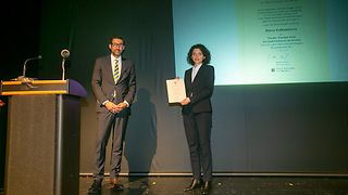 Nach der Laudatio von Präsidentin Aras folgt die Preisübergabe durch den Oberbürgermeister der Stadt Esslingen, Matthias Klopfer.