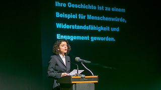 Tatsiana Khomich nimmt den Preis für ihre Schwester entgegen.