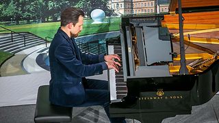 Cornelius Meister sitzt am Flügel