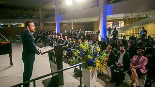 Cornelius Meister spricht vor dem Publikum