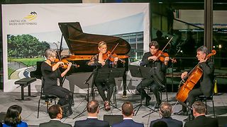 Das Streichquartett spielt das erste Stück