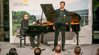 Pawel Konik singt, dahinter Vlad Iftinca am Flügel