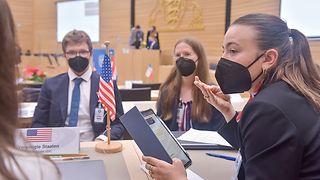 Jugendliche debattieren im Plenarsaal