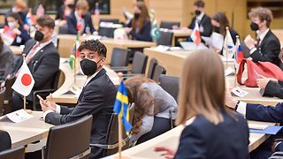 Jugendliche im Plenarsaal