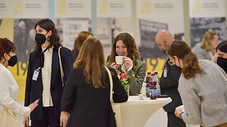 Jugendliche am Stehtisch