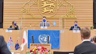 Jugendliche am Rednerpult im Plenarsaal