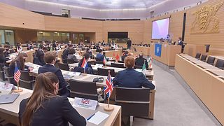 Jugendliche im Plenarsaal