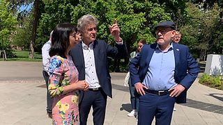 Landtagspräsidentin Muhterem Aras spricht mit dem Karlsruher Oberbürgermeister Dr. Frank Mentrup und Verkehrsminister Winfried Hermann