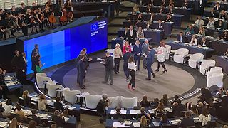 Der Präsident des Ausschusses der Regionen (AdR), Apostolos Tzitzikostas, übergab unter anderem Metsola, von der Leyen und Macron die von AdR-Delegierten unterzeichneten Ergebnisse der Konferenz.