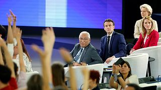 Mit dabei waren auch der portugiesische Premierminister António Costa, Frankreichs Staatspräsident Emmanuel Macron, die Präsidentin des Europäischen Parlaments, Roberta Metsola und Kommissionspräsidentin Ursula von der Leyen (v.l.).