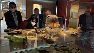 Landtagspräsidentin Muhterem Aras betrachtet Exponate der Ausstellung