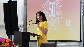 Landtagspräsidentin Muhterem Aras spricht zu Beginn der Veranstaltung