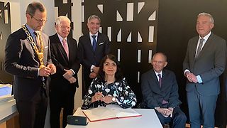 Der Offenburger Oberbürgermeister Marco Steffens mit Dr. Josef Schuster, Prof. Dr. Stephan Harbarth, Landtagspräsidentin Muhterem Aras, Dr. Wolfgang Schäuble und Innenminister Thomas Strobl (v.l.n.r.)