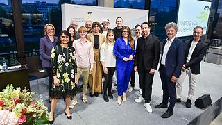 Landtagspräsidentin Muhterem Aras mit den Podiumsgästen, Moderatorin Ute Brucker, Prof. Dr. Reinhold Weber und Dr. Maike Hausen von der Landeszentrale für politische Bildung und der A-cappella-Gruppe Füenf