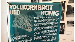 Plakat mit Informationen zu Vollkornbrot und Honig