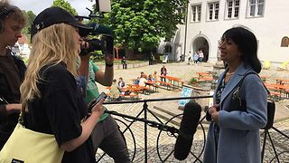 Landtagspräsidentin Aras wird vor dem Schloss Waldenbuch interviewt