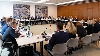 Die Vertreterinnen und Vertreter der Landtage am Konferenztisch