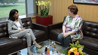 Landtagspräsidentin Muhterem Aras sitzt mit der Vorsitzenden des Landesfrauenrats, Prof. Dr. Ute Mackenstedt, in ihrem Dienstzimmer