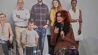 Prof. Dr. Uta Meier-Gräwe spricht auf dem Podium