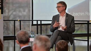 Dr. Joachim Rock vom Paritätischen Wohlfahrtsverband spricht auf dem Podium