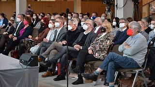 Publikum mit Masken