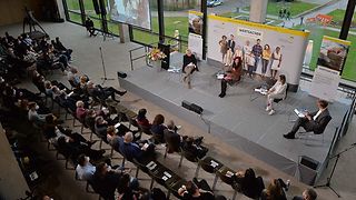 Blick von oben auf die Podiumsdiskussion in der Lobby des Landtags
