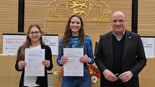 Die Siegerinnen Lara Jolie Kern und Ella Oswald mit Daniel Born